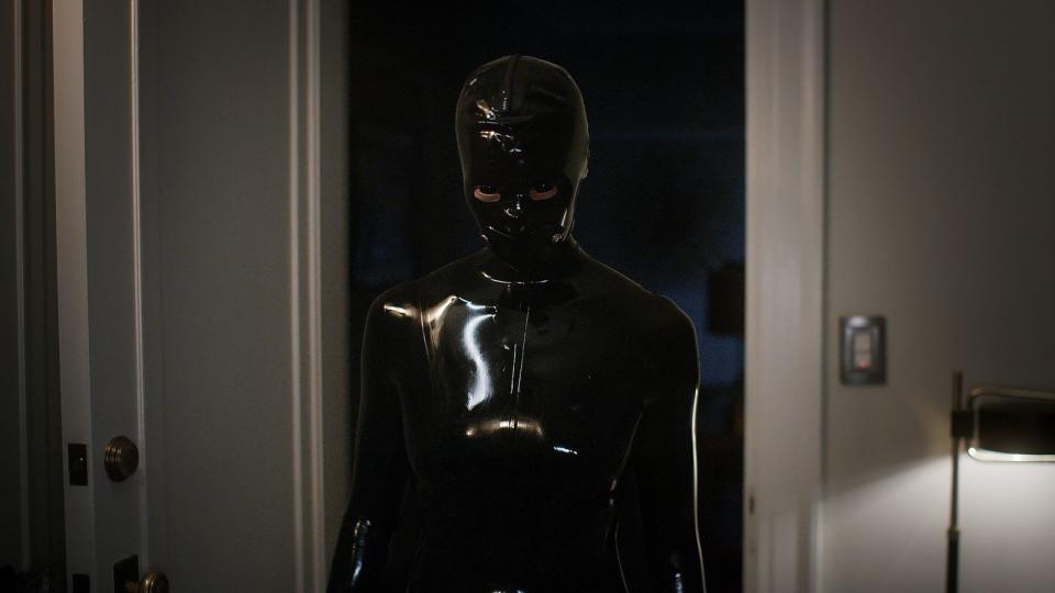 Statt dem "Rubber Man" stiftet in Ryan Murphys neuer Serie eine "Rubber Woman" Unruhe. (Bild: Disney)