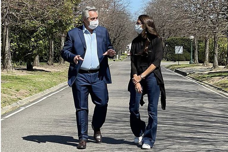 Alberto Fernández junto a la ministra de Mujeres, Género y Diversidad, Elizabeth Gómez Alcorta, esta mañana en la Quinta de Olivos.