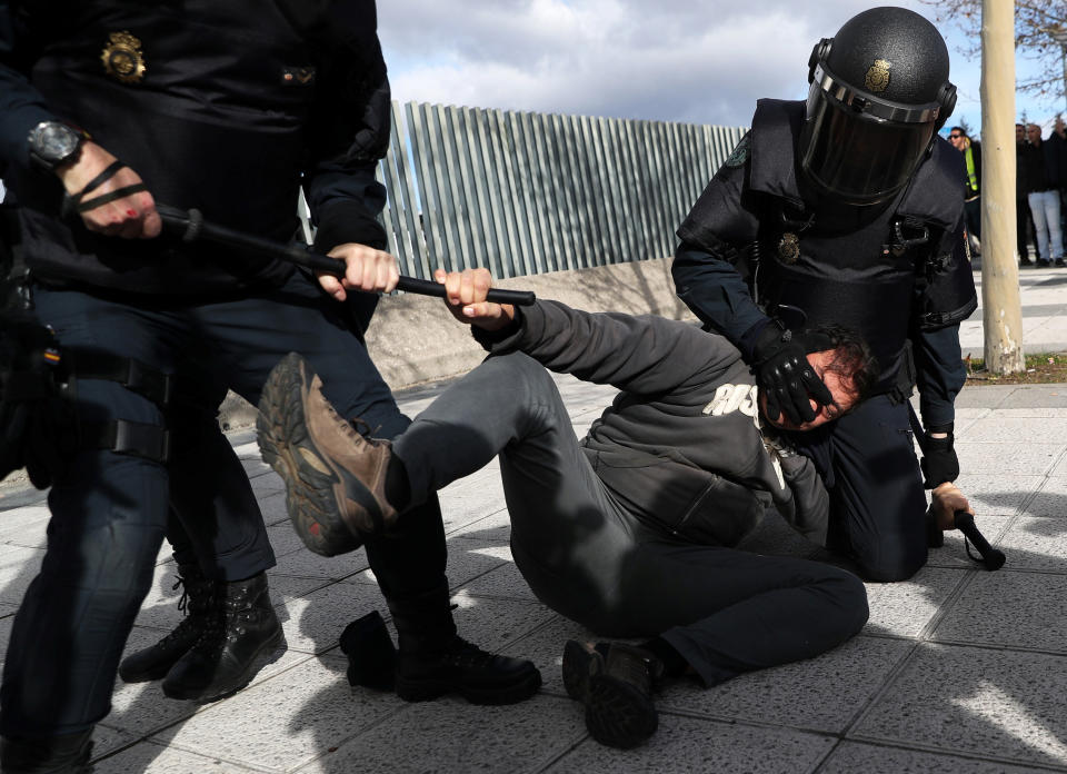 <p>Agentes de policía detienen a un taxista que participaba en las manifestaciones de Madrid de este 24 enero. (Foto: Susana Vera / Reuters). </p>