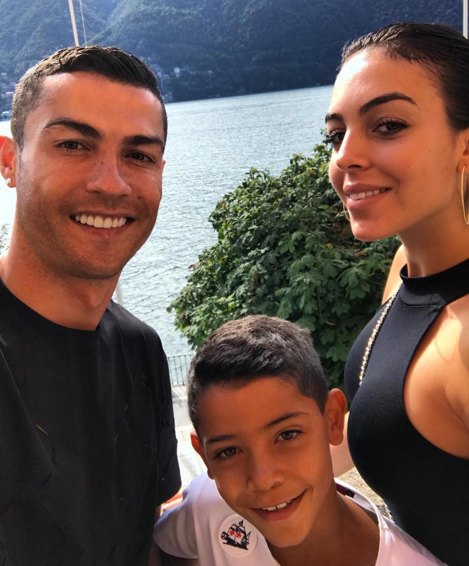 Cristiano Ronaldo, junto a su hijo mayor y su novia<a href="https://www.instagram.com/cristiano/?hl=en" rel="nofollow noopener" target="_blank" data-ylk="slk:. Foto: Cristiano Ronaldo/Instagram" class="link ">. Foto: Cristiano Ronaldo/Instagram</a>