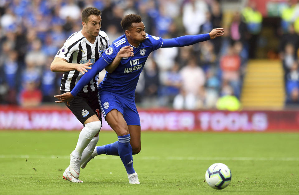 El lateral de Newcastle United Javier Manquillo, izquierda, presiona a Josh Murphy, de Cardiff, en un duelo de la Liga Premier inglesa el sábado, 18 de agosto del 2018. (Simon Galloway/PA vía AP)