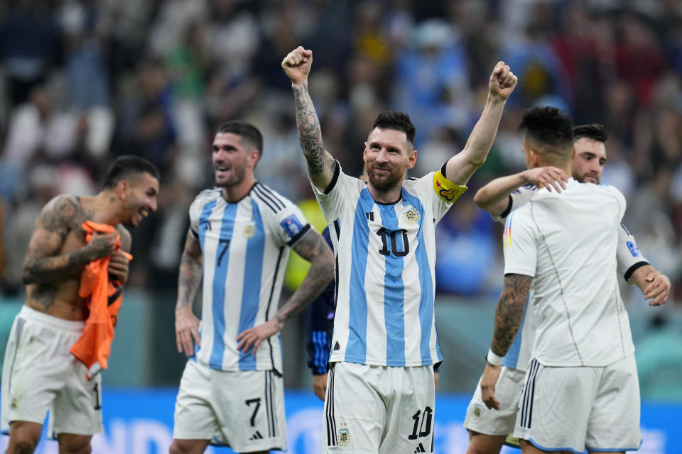 El delantero argentino Lionel Messi celebra tras la victoria 3-0 ante Croacia en la semifinal de la Copa Mundial, el martes 13 de diciembre de 2022, en Lusail, Qatar. (AP Foto/Natacha Pisarenko)