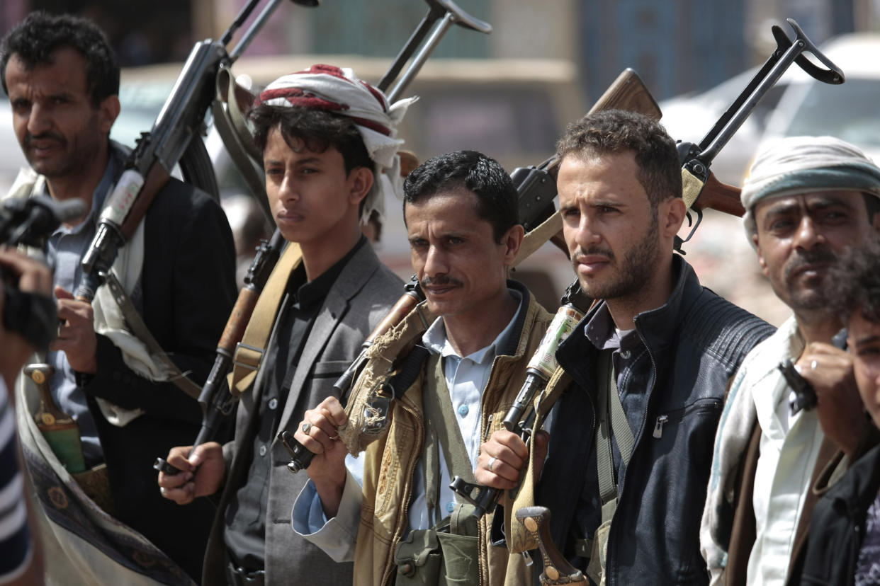 Die Huthi kontrollieren weite Teile des Jemens und zeichnen sich durch eine islamistische, antiamerikanische sowie antisemitische Einstellung aus.  - Copyright: picture alliance/dpa | Hani Al-Ansi