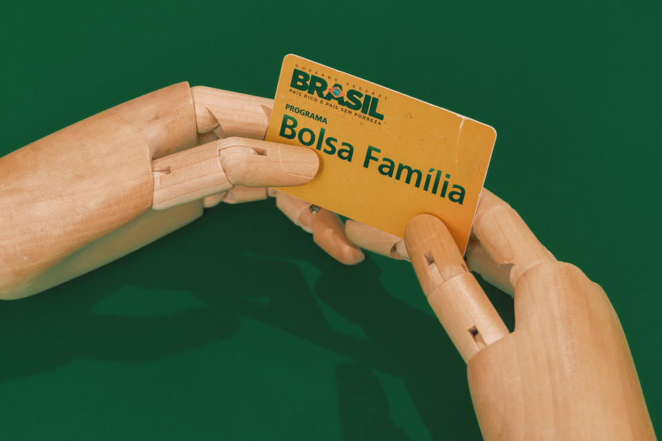 *Arquivo* SÃO PAULO, SP, 19.03.2020 - Cartão do Bolsa Família. (Foto: Gabriel Cabral/Folhapress)