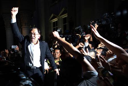 Malaysian opposition leader Anwar Ibrahim shouts to his supporters at a court house in Putrajaya March 7, 2014. REUTERS/Samsul Said