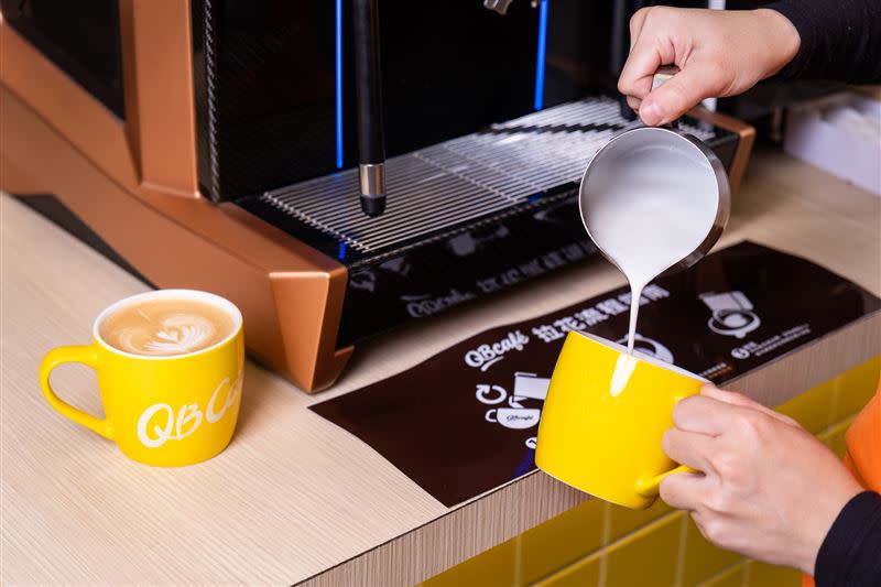 Q Burger全新概念店引進全台唯三的Eversys Cameo Ｘ瑞士進口咖啡機，搭配E-Foam奶泡系統，顧客於店內用餐即可由門店人員協助製作專屬自己的完美咖啡。（圖／品牌業者提供）