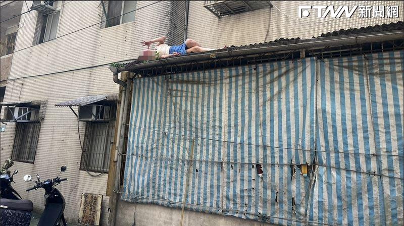 余姓女子倒臥舊公寓一樓的遮雨棚，她聲稱自己是遭7、8名壯漢強押到公寓被逼迫跳樓。（圖／翻攝畫面）