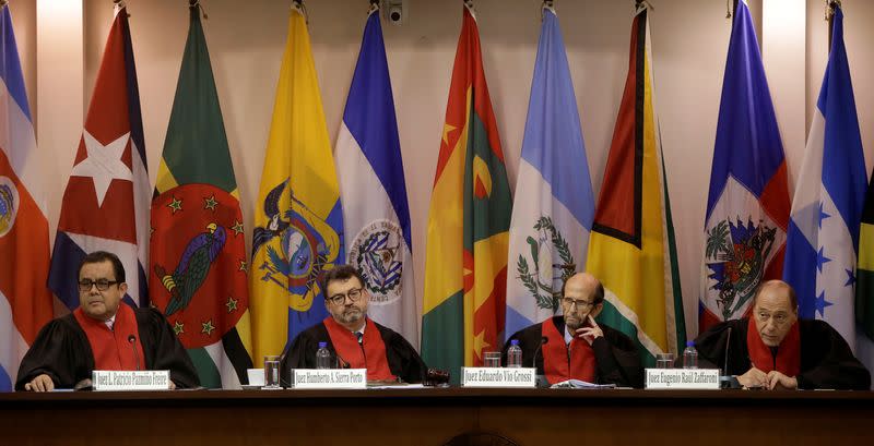 Foto de archivo. Jueces de la Corte Interamericana de Derechos Humanos asisten a una audiencia sobre personas desaparecidas en 2009, supuestamente a consecuencia de violaciones de los derechos humanos por parte del ejército mexicano, en San José