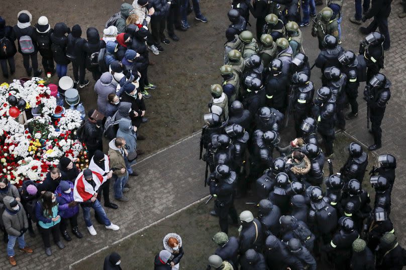 Weißrussische Bereitschaftspolizei blockiert Demonstranten während einer Kundgebung der Opposition in Minsk, November 2020