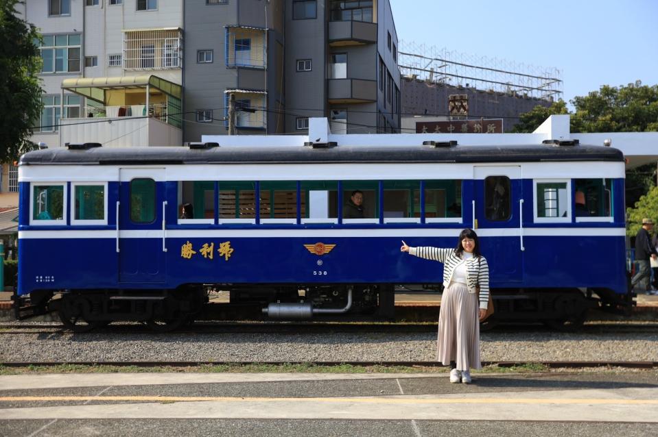 藍白相間的糖鐵五分車「勝利號」，春節期間特別加開班次。