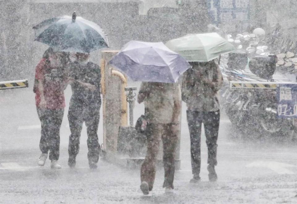 中央氣象局表示，周四起太平洋高壓減弱、雨區擴大，慎防劇烈天氣。(趙雙傑攝)