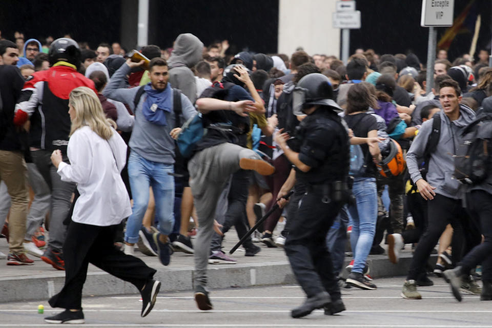 Los Mossos, durante una de las cargas en los exteriores del aeropuerto (AP Photo/Emilio Morenatti)