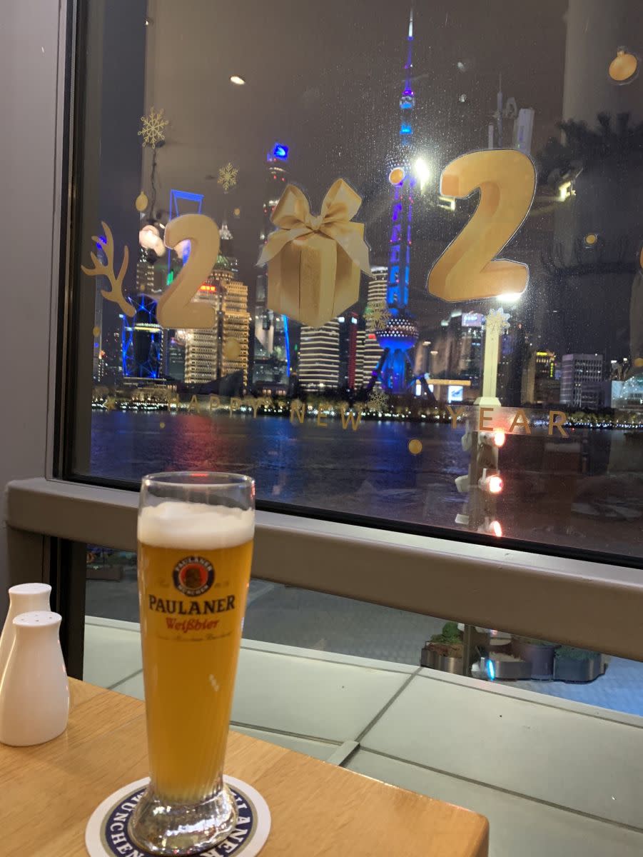 跨年前夕在外灘喝著啤酒看夜景，心情放鬆後突然覺得上海很美麗，忍不住想舉杯敬上海。劉奕廷攝