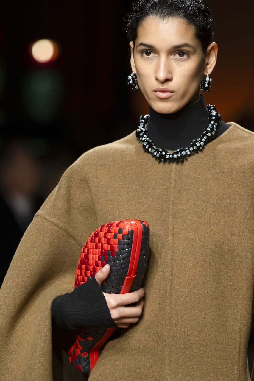 Bottega Veneta 2024秋冬時裝騷潮流筆記：李英愛、劉俊謙現身；下期流行一大一小孖裝手袋？