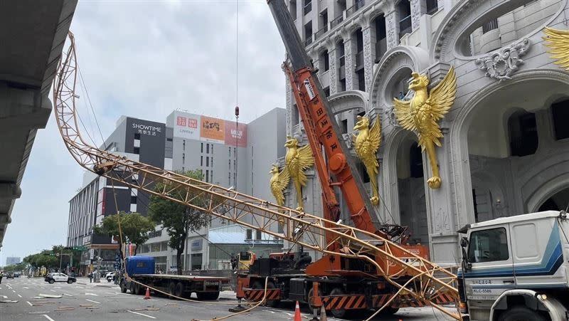 台中捷運軌道遭興富發工地吊臂高速墜砸，列車衝撞釀重大意外。(圖/翻攝畫面)