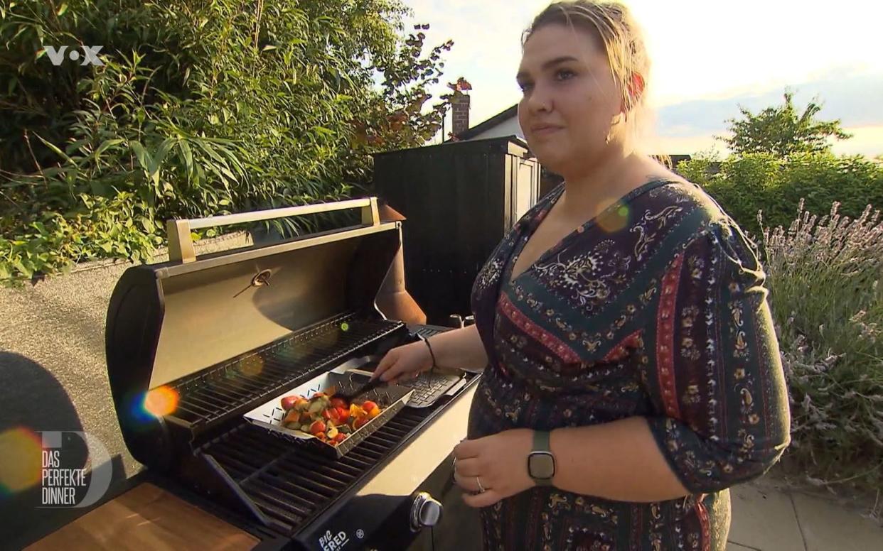 Gechillt grillt Sabrina Gemüse und Feta für die Vorspeise.
 (Bild: RTL)