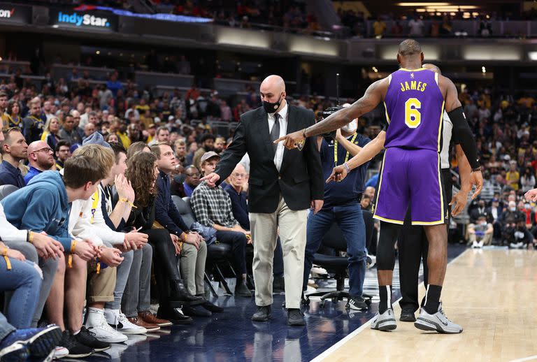 LeBron James señala a los fanáticos que lo agredieron durante el partido con Indiana