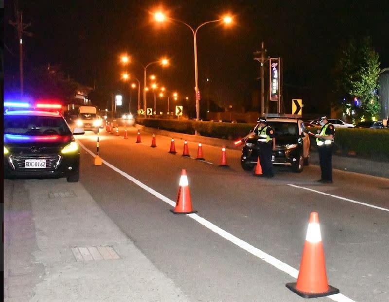 雲林縣警察局規劃18處路檢點，攔檢盤查出、入轄區可疑車輛。（ 圖／警方提供）