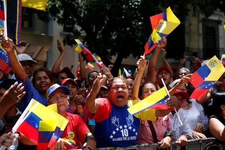 Supporters of Venezuela's President Nicolas Maduro demonstrate outside Palacio Federal Legislativo during the National Constituent Assembly's first session, in Caracas, Venezuela August 4, 2017. REUTERS/Carlos Garcia Rawlins