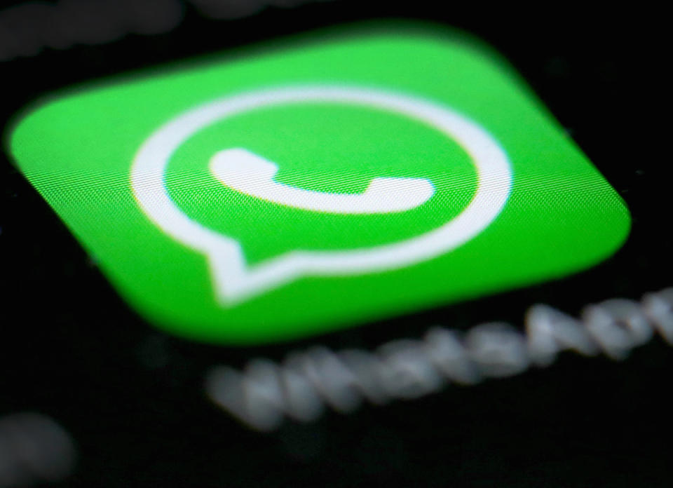 WhatsApp schließt mit dem neuen Update eine Sicherheitslücke. (Bild: dpa)