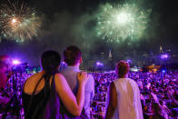 <p>People watch the Macy’s Fourth of July Fireworks from Hunter Point Park on July 4, 2018 in New York City. (Photo: duardo Munoz Alvarez/Getty Images) </p>