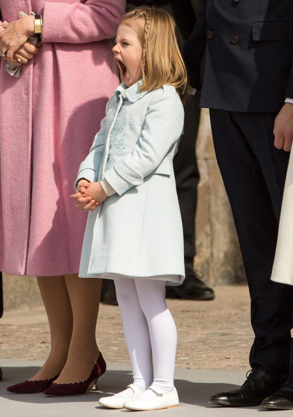 Das Leben als Prinzessin kann sehr anstrengend sein: Stundenlang stillstehen, lächeln, winken und Hände schütteln. Kein Wunder, dass Prinzessin Estelle bei den Feierlichkeiten rund um den 70. Geburtstags ihres Opas Carl Gustaf ein bisschen müde wird. 