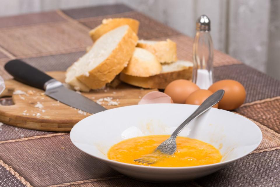 Sandwich-Kuchen kann man auch warm zubereiten. Dafür werden im ersten Schritt Eier und Milch verquirlt, die Toastscheiben in die Eier-Milch-Masse getunkt und damit eine ofenfeste Form ausgelegt. Danach kommt die Füllung aus Käse, Spinat, Würstchen und Eiern, die abwechselnd mit den Toastscheiben in die Form gelegt werden. Nach 15 Minuten bei 200 Grad im Ofen ist der Kuchen fertig. (Bild: iStock/Antic Zlatko)