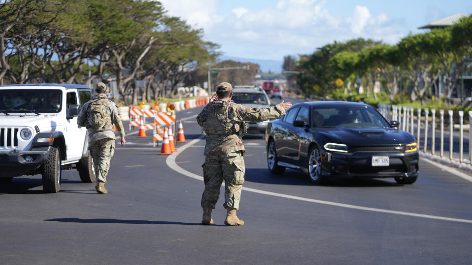 Personal de la Guardia Nacional dirige al tránsito para alejarlo de las áreas afectadas por los incendios forestales, el domingo 13 de agosto de 2023, en Lahaina, Hawai. (AP Foto/Rick Bowmer)