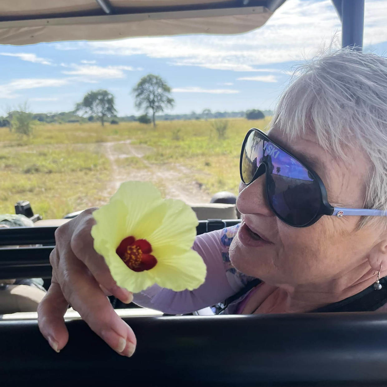 Gail Mattson, op safari in Zambia (Rona Wells via Facebook)