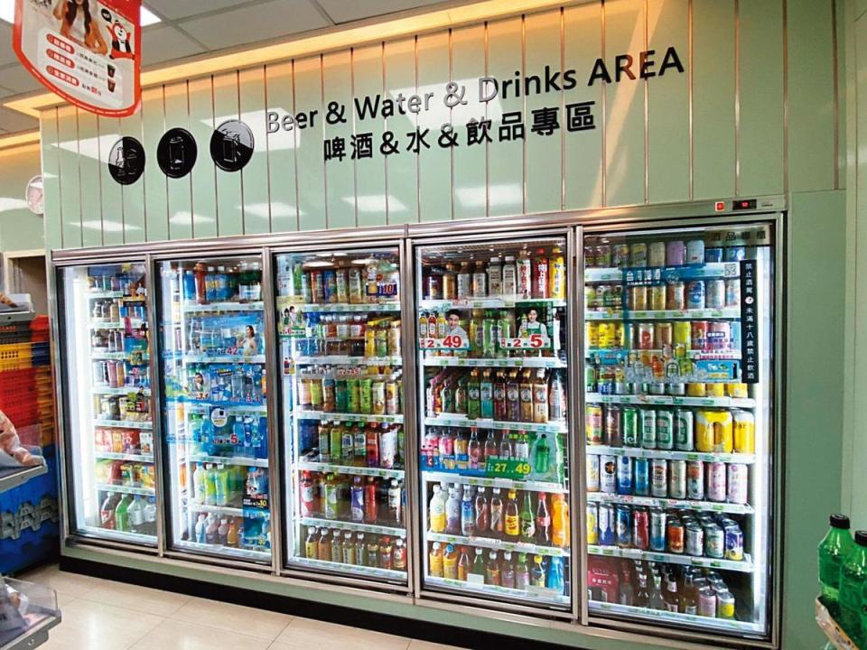 全家則把酒、水、飲品規劃成一區，但啤酒產品仍能獨占一個冰箱（最右邊）。