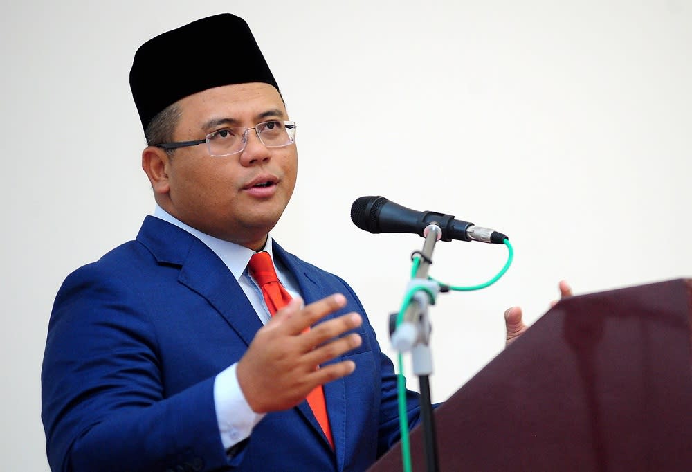 Selangor Mentri Besar Datuk Seri Amirudin Shari reportedly said he will stand with PKR president Datuk Seri Anwar Ibrahim. — Bernama pic