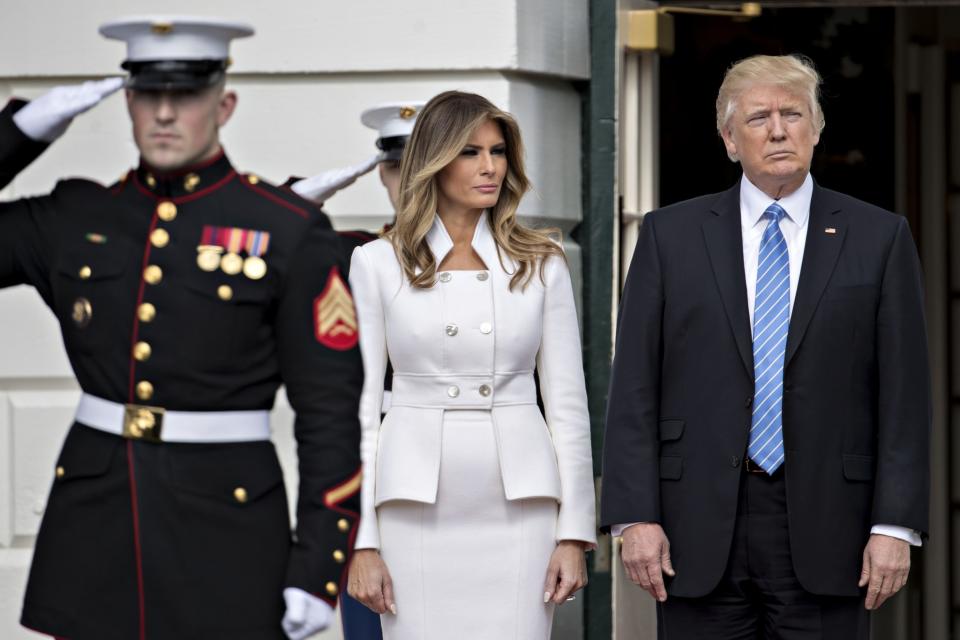 <p>Melania montre constamment que le rôle de première dame ne l’intéresse pas plus que ça. Elle ne semble pas pressée de quitter New York, même si un porte-parole a confié qu’elle rejoindrait la Maison-Blanche dès que leur fils aura terminé son année scolaire. La fille ainée de Trump, Ivanka, semble avoir pris le relais en acceptant certaines tâches de la première dame.<br>[Photo : Getty] </p>