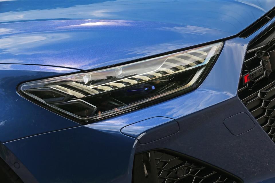 標配HD Matrix高階矩陣式LED極光頭燈組，下方藍色點綴代表Audi智慧雷射遠光燈。