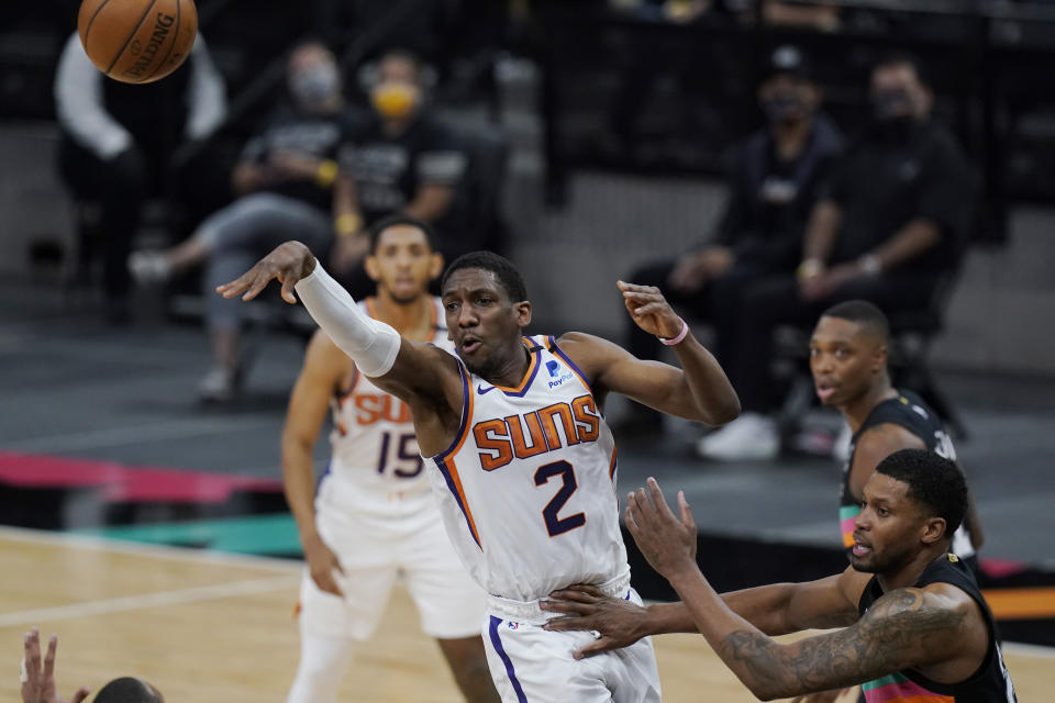 FILE - Phoenix Suns guard Langston Galloway, centre, passes the ball past San Antonio Spurs forward Rudy Gay, right, during the first half of an NBA basketball game in San Antonio, Sunday, May 16, 2021. As part of their preparations for big tournaments in recent years, such as the World Cup, which begins on Friday, Aug. 25, 2023 in the Philippines, Indonesia and Japan — USA Basketball has been taking a few extra players to help in practices and workouts. Jenkins, Langston Galloway and Eric Mika were the trio that got the call for this trip. (AP Photo/Eric Gay, File)