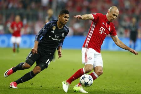 Football Soccer - Bayern Munich v Real Madrid - UEFA Champions League Quarter Final First Leg - Allianz Arena, Munich, Germany - 12/4/17 Bayern Munich's Arjen Robben in action with Real Madrid's Casemiro Reuters / Michaela Rehle Livepic