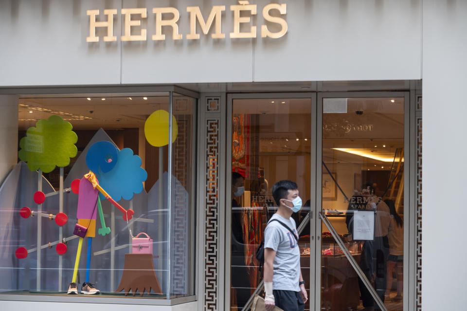 HONG KONG, CHINA - 2020/10/07: A pedestrian wearing a facemask walks past the French high fashion luxury clothing manufacturer Hermes store seen in Hong Kong. (Photo by Budrul Chukrut/SOPA Images/LightRocket via Getty Images)