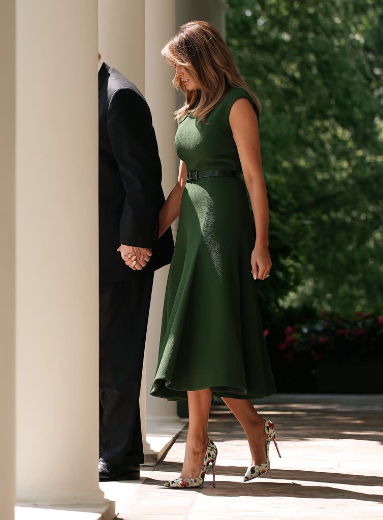 En mayo de 2019, Melania lució unos tacones de estampado floral de Christian Louboutin.