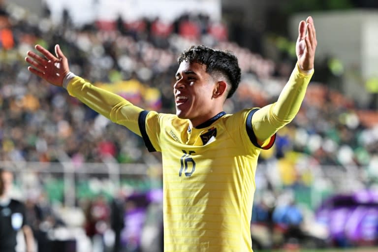 El centrocampista ecuatoriano Kendry Páez celebra tras marcar durante el partido de fútbol de la clasificatoria sudamericana para el Mundial de la FIFA 2026 contra Bolivia, en el estadio Hernando Siles de La Paz el 12 de octubre de 2023. (AIZAR RALDES)