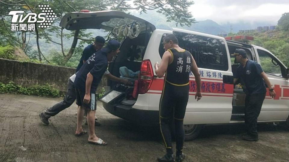 消防隊搜救人員尋獲劉男，已無生命跡象。（圖／TVBS）