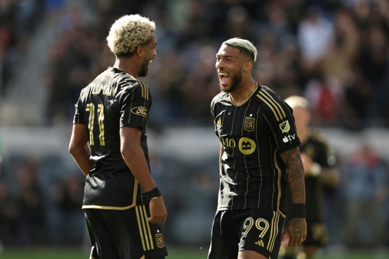 Timothy Tillman (izquierda) y Dénis Bouanga anotaron los goles del LAFC en el duelo del sábado ante el LA Galaxy. (Michael Owens)