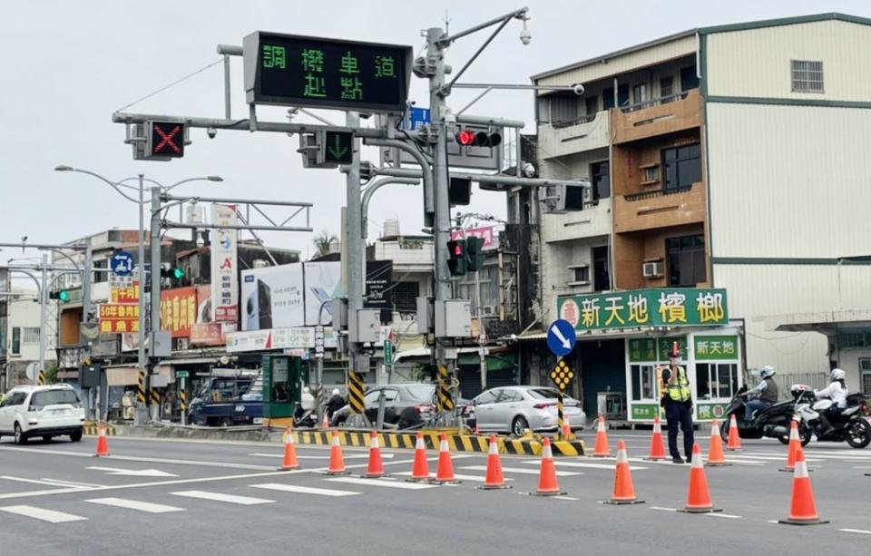 清明連假首日屏東水底寮湧逾萬車次，警方調撥車道疏導交通。（記者毛莉攝）