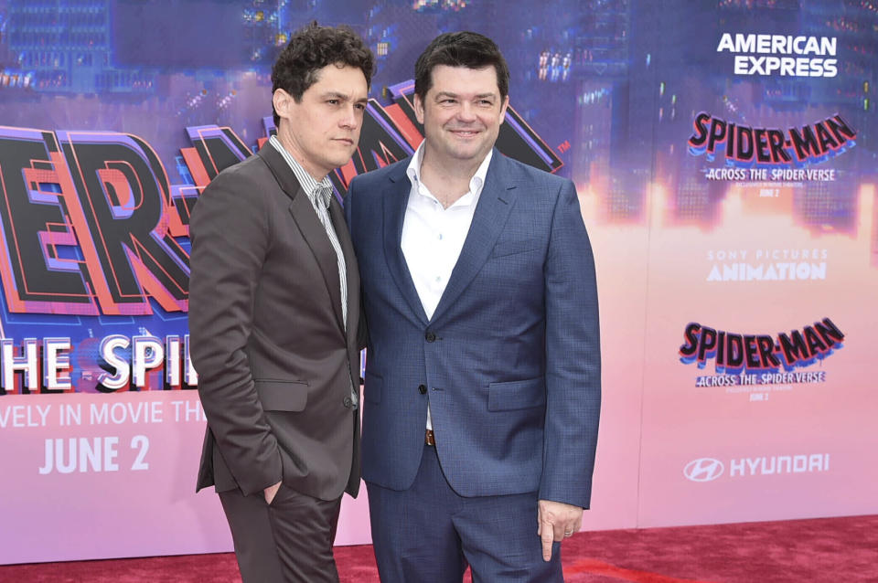 ARCHIVO - Phil Lord, izquierda, y Christopher Miller llegan al estreno mundial de "Spider-Man: Across The Spider-verse" el martes 30 de mayo de 2023, en Regency Village Theatre en Los Angeles. (Foto Richard Shotwell/Invision/AP, archivo)