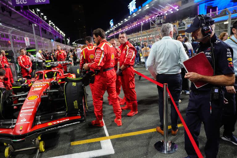 Newey hace una inspección ocular al Ferrari de Charles Leclerc en el último Gran Premio de Arabia Saudita; la Scuderia y Aston Martin pretenden los servicios del brillante ingeniero británico.