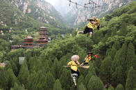 <p>Kurz vor einer Shaolin-Performance im chinesischen Zhengzhou üben Kampfsportschüler Kung-Fu-Techniken ein. (Bild: Reuters/Stringer) </p>