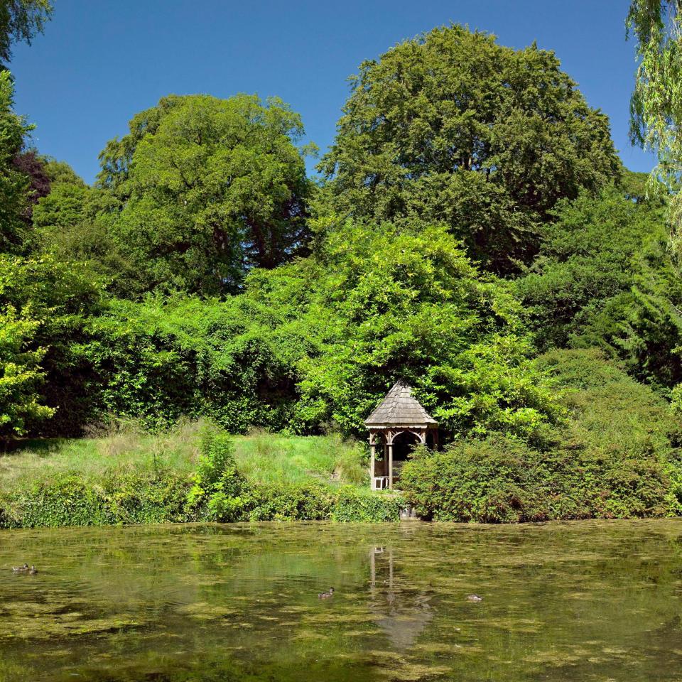 Tullynally Castle Gardens: welcoming to all, she invited various cultural societies to use the castle and its gardens for their fund-raising activities - Alamy