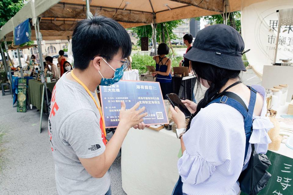 綠色和平志工於臺北裸裸市集，向民眾說明臺灣海洋現況，以及制定《海洋保育法》的急迫性，邀請加入附議。