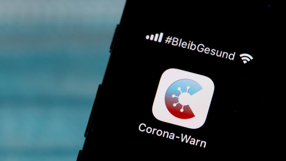 Die offizielle Corona-Warn-App auf einem Smartphone. Die App soll die Kontaktverfolgung von Infizierten ermöglichen.