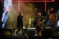 El vocalista Vicentico, izquierda, y el bajista Sr. Flavio de la banda de rock argentina Los Fabulosos Cadillacs durante su concierto gratuito en el Zócalo de la Ciudad de México el sábado 3 de junio de 2023. (Foto AP/Aurea Del Rosario)