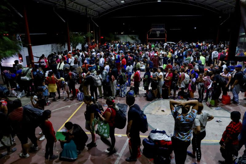 Migrants are being transferred to Huixtla to continue their procedure to obtain a transit permit, in Mapastepec