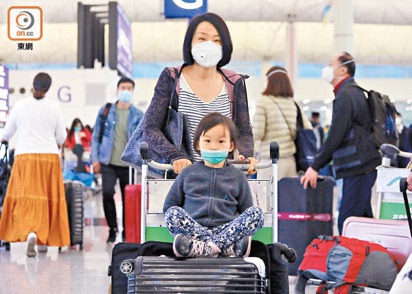 機場大部分旅客均自覺戴上口罩防疫。
